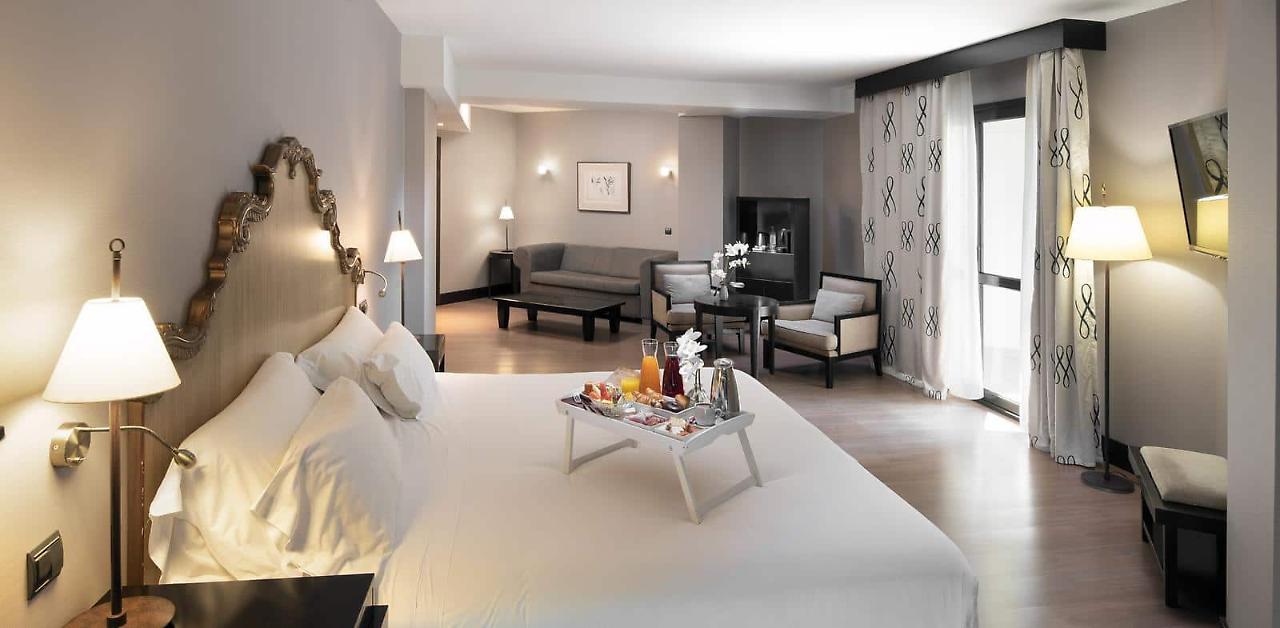Palacio De Aviles Affiliated By Melia Екстер'єр фото A suite at the hotel