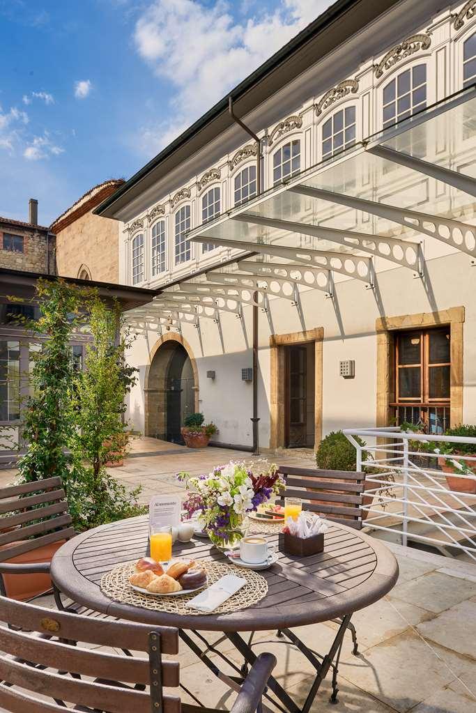 Palacio De Aviles Affiliated By Melia Екстер'єр фото The courtyard of the museum