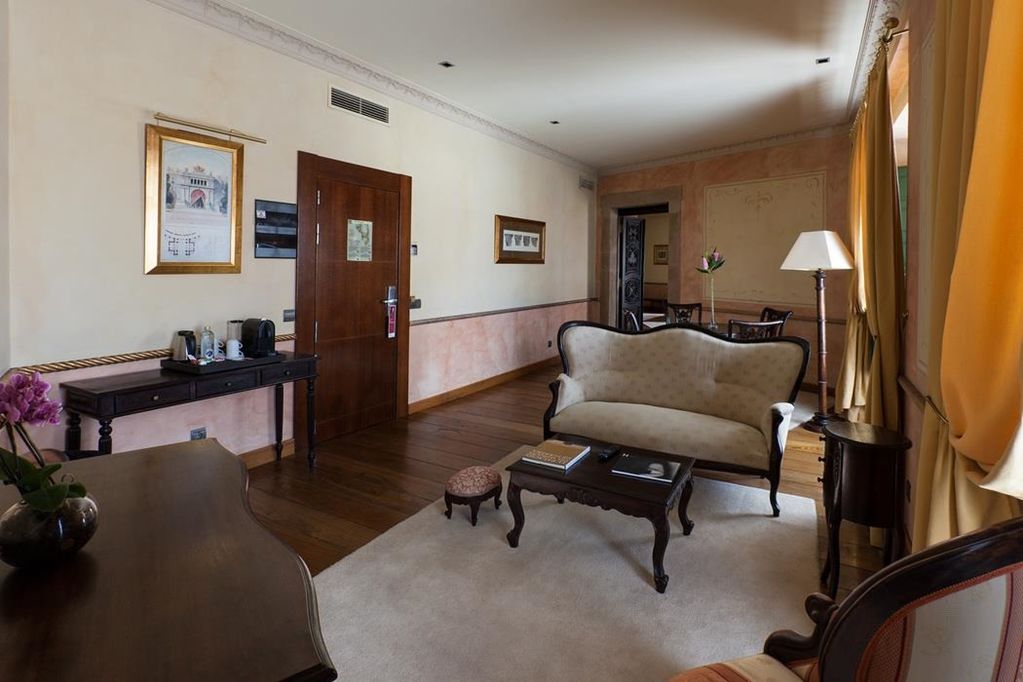 Palacio De Aviles Affiliated By Melia Екстер'єр фото A suite at the hotel